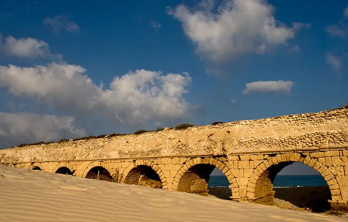 מערכת אמות המים, מסמליה של קיסריה העתיקה, נפגעה גם היא. האקוודקט בקיסריה