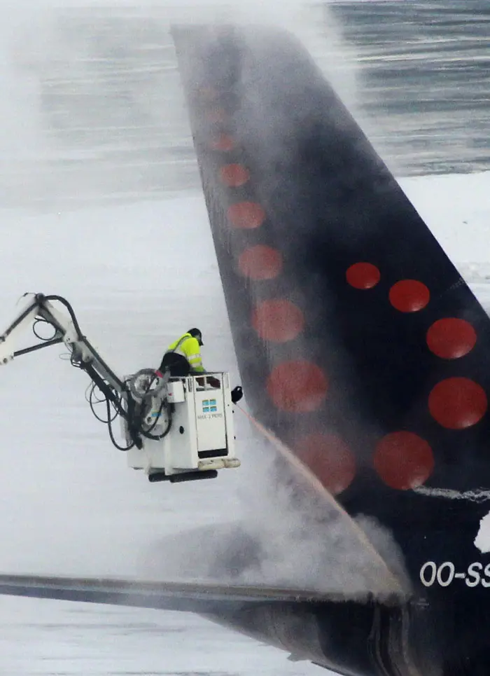 הסרת קרח ממטוס בשדה התעופה בבריסל. לא נשאר יותר חומר נוגד קיפאון