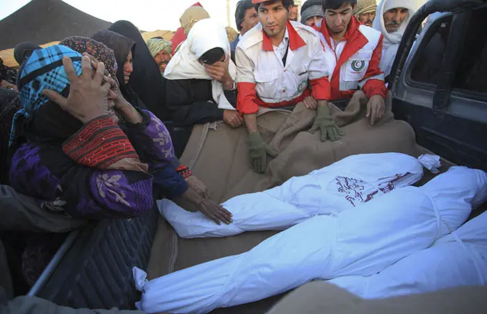 גופות הרוגים בכפר צ'הרמבאר שנפגע ברעש