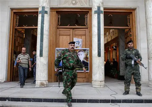 חיילים עירקים מאבטחים כנסייה בבגדד בחודש שעבר