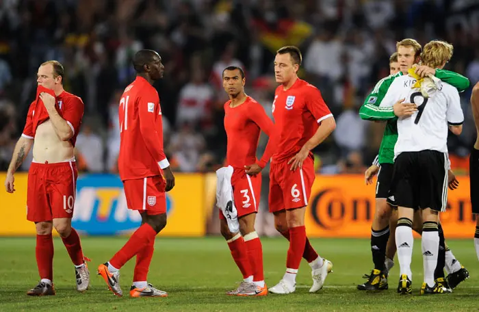 שחקני נבחרת אנגליה מאוכזבים אחרי הפסד לגרמניה במונדיאל 2010