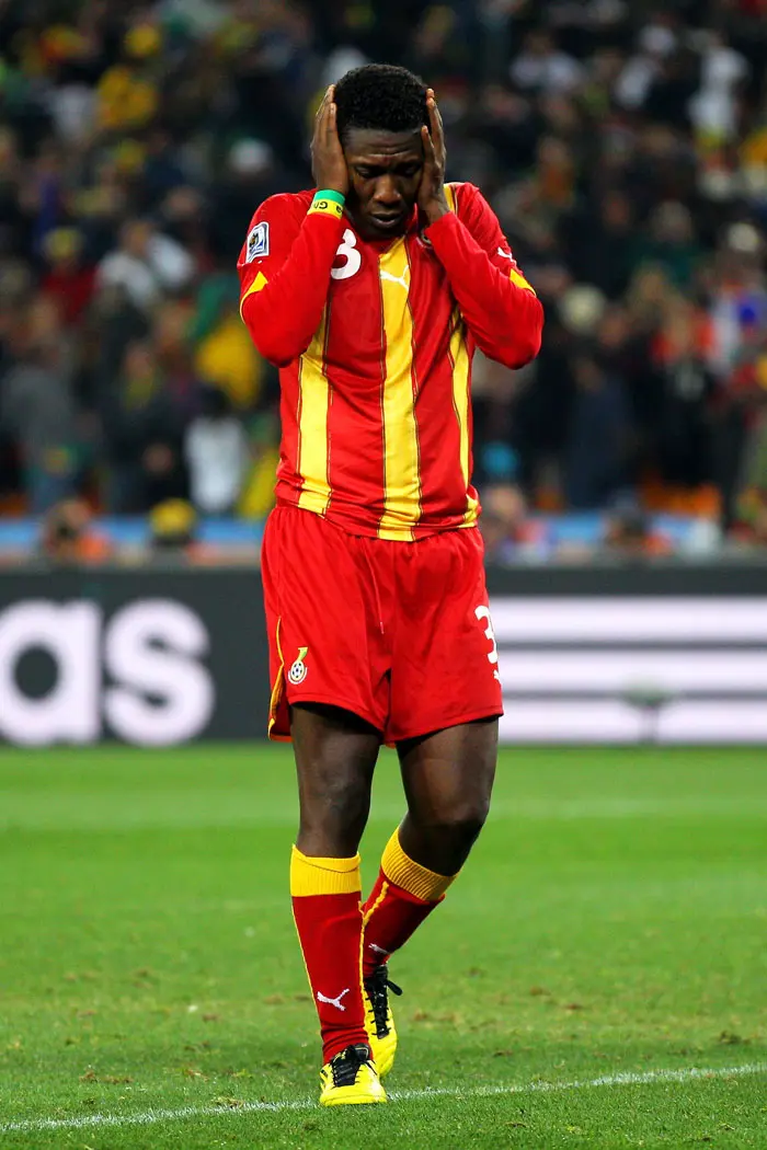 שחקן נבחרת גאנה אסמואה גיאן אחרי החטאת הפנדל נגד אורוגוואי ברבע גמר מונדיאל 2010