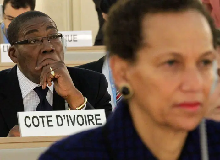 שגריר חוף השנהב למועצת זכויות האדם, עמנואל גאוזה, מאזין לדיון מאחורי כתפה של השגרירה האמריקאית, בטי קינג