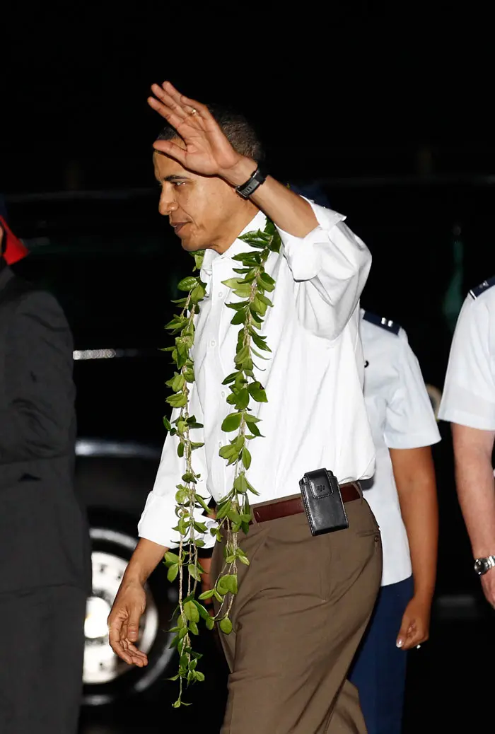 הנשיא ברק אובמה יוצא מהבית הלבן לחופשת חג המולד בהוואי
