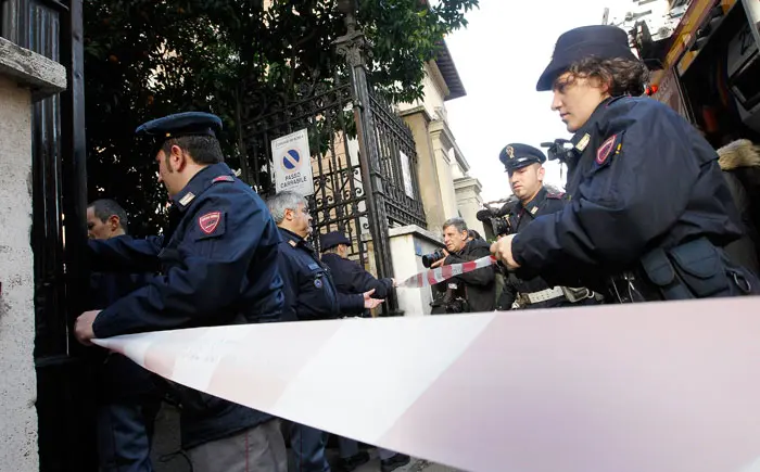 חבלנים מגיעים לשגרירות צ'ילה בעקבות הפיצוץ שם