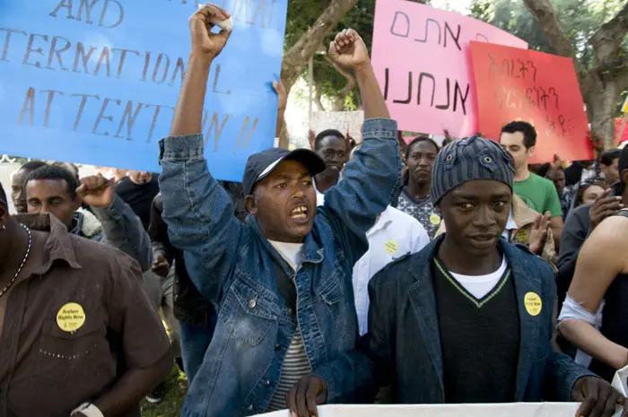 "יש להעמיק את ההיכרות בין תושבי השכונות והזרים מול ההפחדות חסרות השחר של תושבי השכונות הדרומיות". הפגנת פליטים בתל אביב