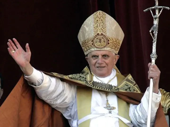 מאז מינויו ב-2005, נמנע האפיפיור מהתייחסות לנושא הנאצים והשואה, למרות עברו הבעייתי