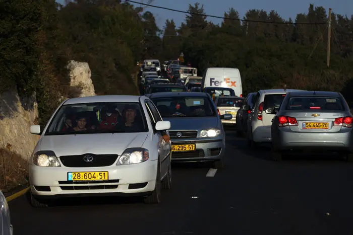 פקקי תנועה בגלל עומס של מטיילים הגיעו לכרמל כדי לראות את נזקי השריפה, דצמבר 2010