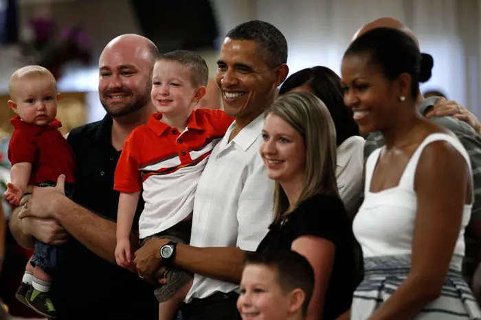 ברק ומישל אובמה מבקרים חיילים ומשפחותיהם בבסיס בהוואי, אתמול במהלך החופשה