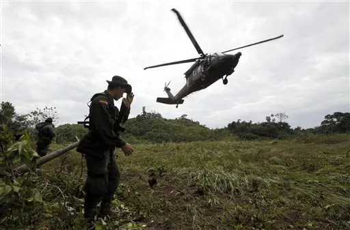 היחידה למלחמה בסמים של משטרת קולומביה פושטת על שדה גידול קוקה ליד הכפר קסרס. ארכיון