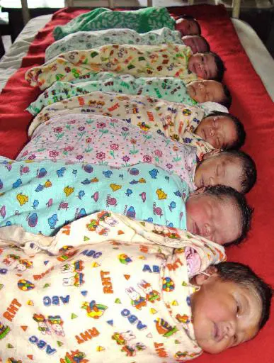 תינוקות בני יומם בעיר אגרטלה שבהודו
