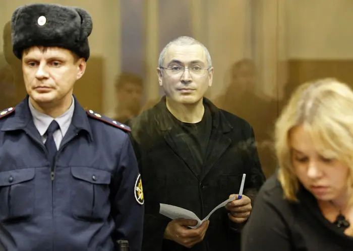 חודורקובסקי מאזין לגזר הדין מאחורי זכוכית משוריינת, היום בבית המשפט