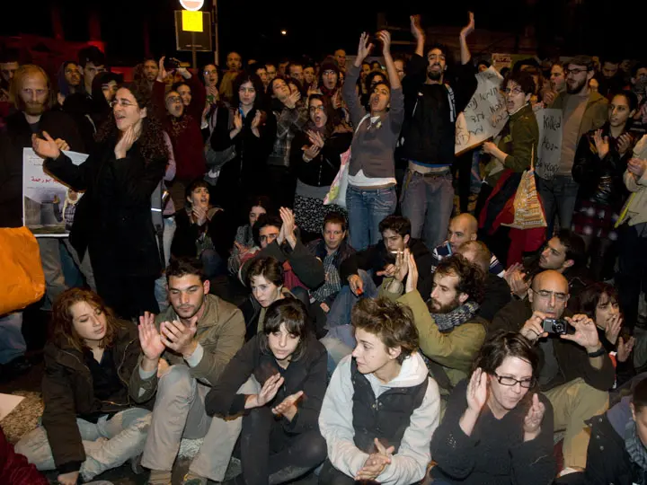 "פעם בכמה חודשים נהרג מישהו על הגדר ואז אנו יוצאים להפגין"