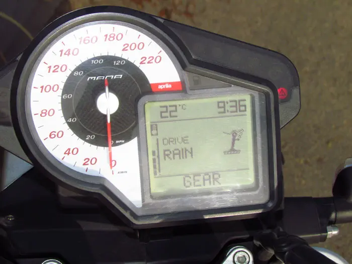 נורית החיווי דלקה לצד כיתוב GEAR והמנוע כבה