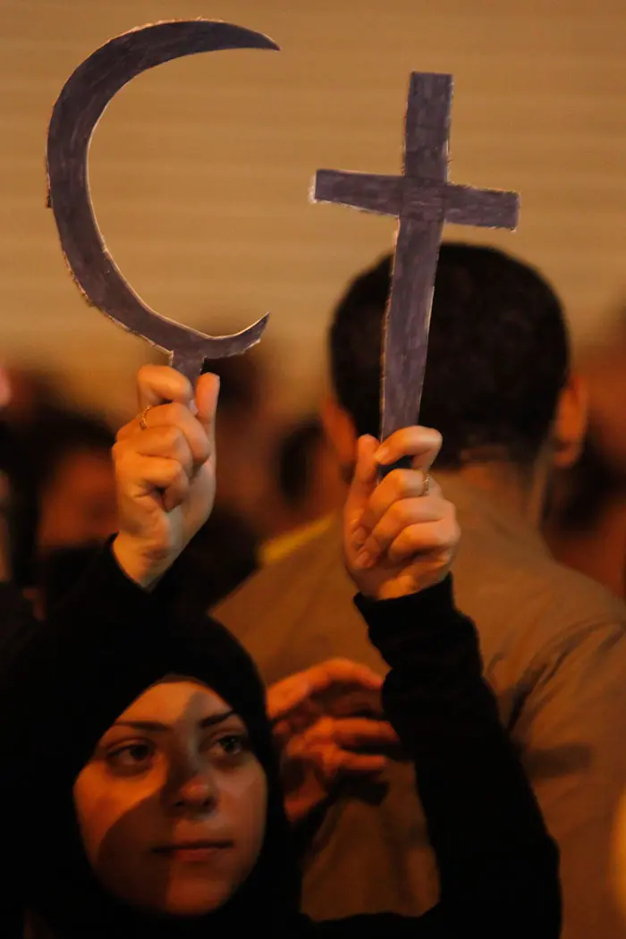הפגנה משותפת של נוצרים ומוסלמים במחאה על הפיגוע, אמש בקהיר