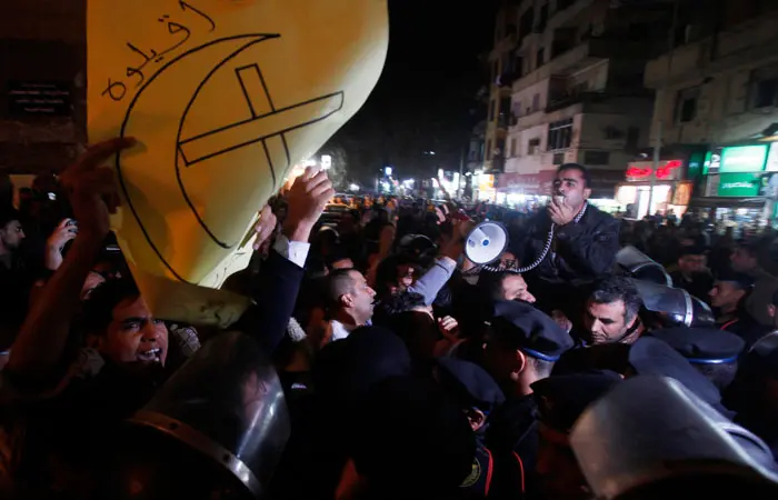 ימים יפים יותר. מוסלמים ונוצרים מפגינים יחד על הפיגוע בכנסייה באלכסנדרייה בחודש ינואר