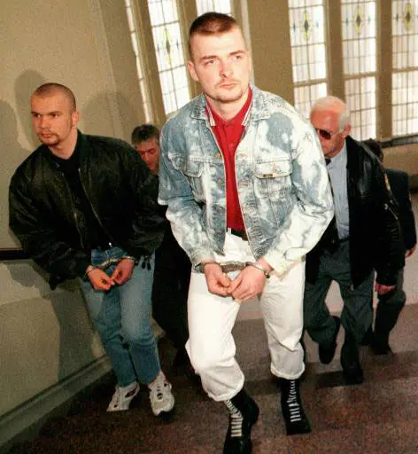 סוון קרוגר, הפעיל המנהיג את הניאו-נאצים בכפר, בבית משפט שהרשיע אותו ב-1997 בתקיפה ודן אותו לשנתיים מאסר