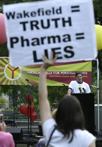 "וייקפילד = אמת; חברות התרופות = שקר". מפגינים נגד חיסונים