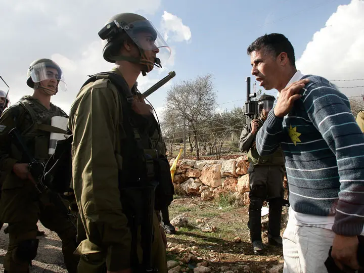 "החיילים שמדכאים את ההפגנות בבלעין לוקחים חלק בפשע"