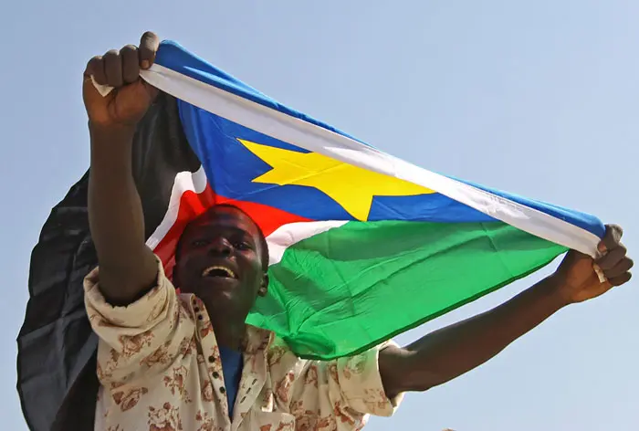 דגל דרום סודן מונף בעצרת בבירת הדרום, ג'ובה, ביום שישי