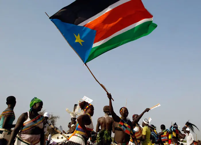 דגל דרום סודן מונף בעצרת בבירת הדרום, ג'ובה, ביום שישי