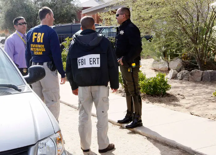 אנשי FBI מחוץ לביתו של לאפנר בטוסון