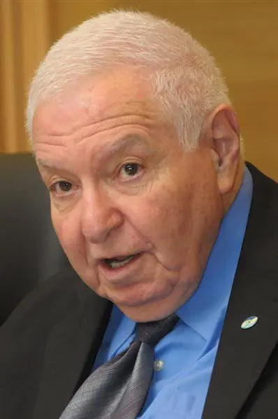 "המבקר מצדד חד-משמעית בהפעלת מבנה שכר אחר לעובדים חדשים שייקלטו במשרד המבקר בעתיד, כלומר 'דור ב'". מיכה לינדנשטראוס