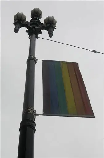 דגל גאווה מונף ברחוב בסן פרנסיסקו