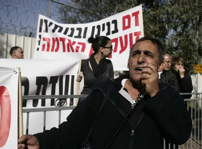 הפגנת משפחות הנספים באסון הכרמל מפגינים מול בית הספר לצוערי שב"ס ברמלה, ינואר 2011