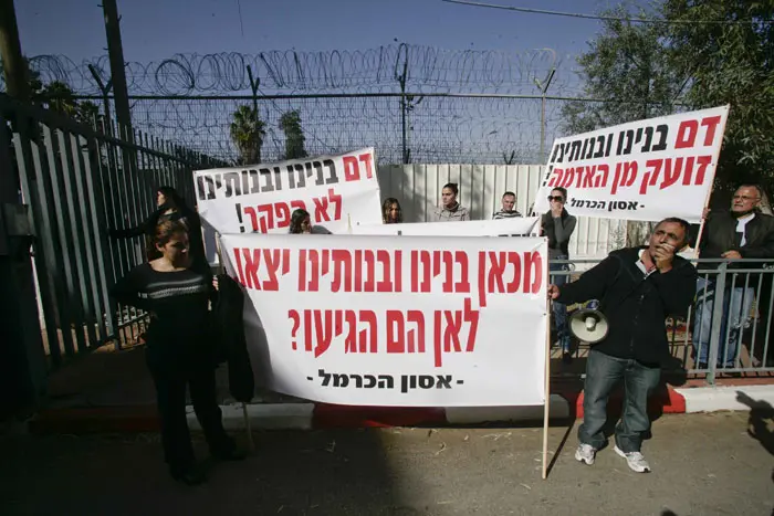 הפגנת משפחות הנספים באסון הכרמל מפגינים מול בית הספר לצוערי שב"ס ברמלה, ינואר 2011