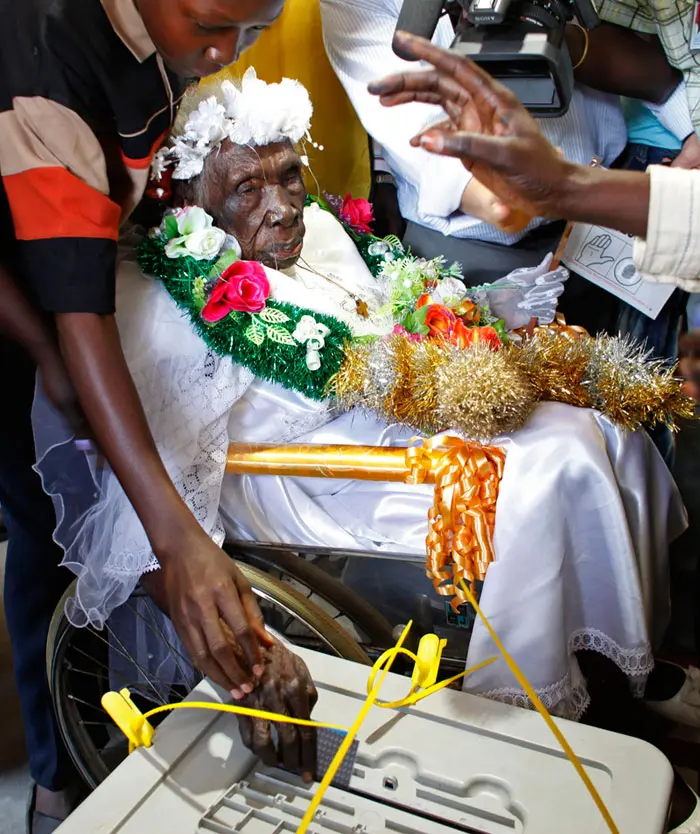 רבקה קאדי לובורנג דינדוץ', בת 115, האשה המבוגרת ביותר בדרום סודן, מצביעה במשאל העם, בקלפי בעיר הבירה ג'ובה