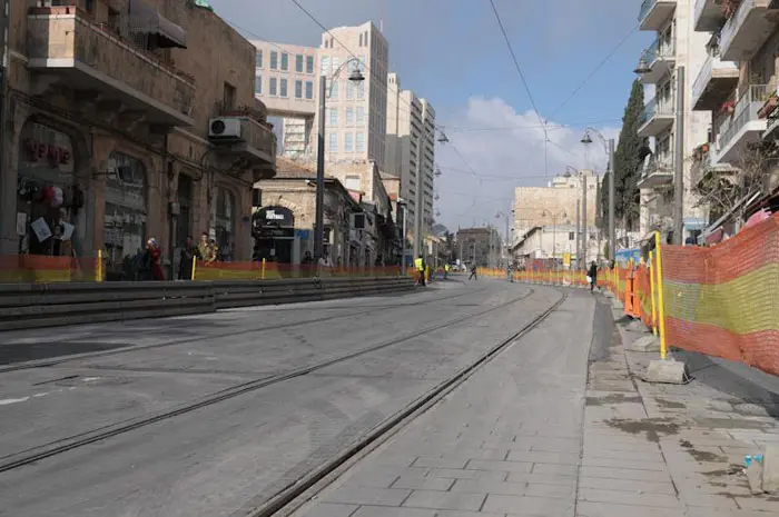 רחוב יפו בירושלים נסגר לתנועה בעקבות הכנה לנסיעת הרכבת הקלה, ינואר 2011
