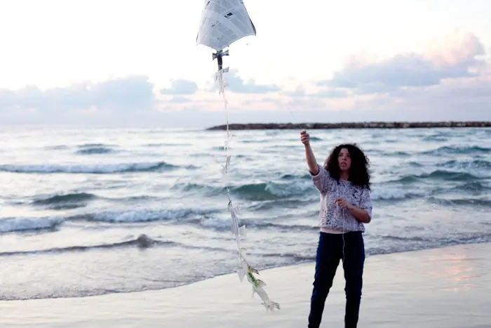 עשה זאת בעצמך: עפיפון מנייר עיתון