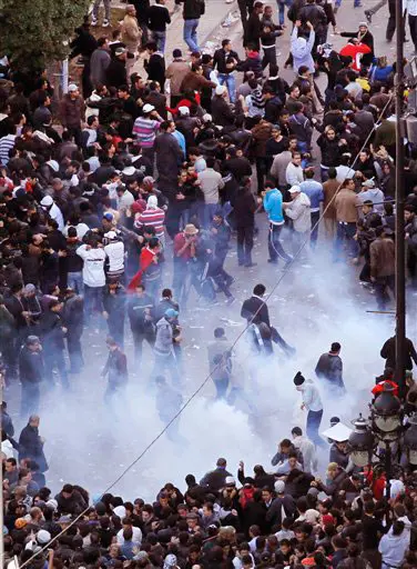עיתונאים שסיקרו את ההפגנות והמהומות במזרח התיכון קיפחו את חייהם השנה. מהומות בטוניסיה