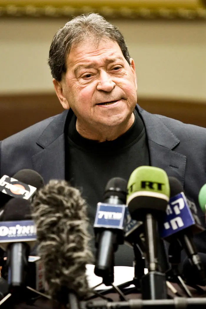 בנימין בן אליעזר במסיבת עיתונאים, בהודעה על פרישתו של בן אליעזר מהממשלה, ינואר 2011