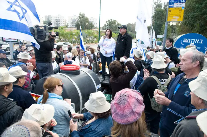 הצועדים נושאים שלטים עם הסיסמאות "קורסים תחת הנטל" ו"התגייסתי לשינוי חוק טל"