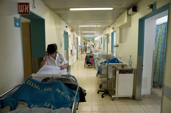 עומס במסדרונות בית החולים איכילוב במהלך עיצומי האחיות