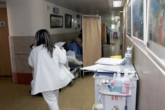 "אין מספיק מיטות אשפוז". חולים במסדרון בבית החולים סורוקה בבאר שבע