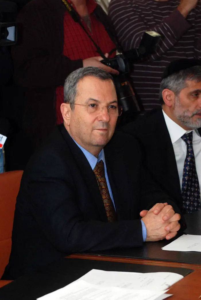 שר הביטחון, אהוד ברק, בישיבת ממשלה מיוחדת, לאישור מינויים של מתן וילנאי ואורית נוקד, אחרי פרישתם ממפלגת העבודה ינואר 2011