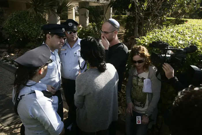 מכרים וידידים ליד ביתה של סוניה פרס ברמת אביב, זמן קצר לאחר ההודעה על מותה