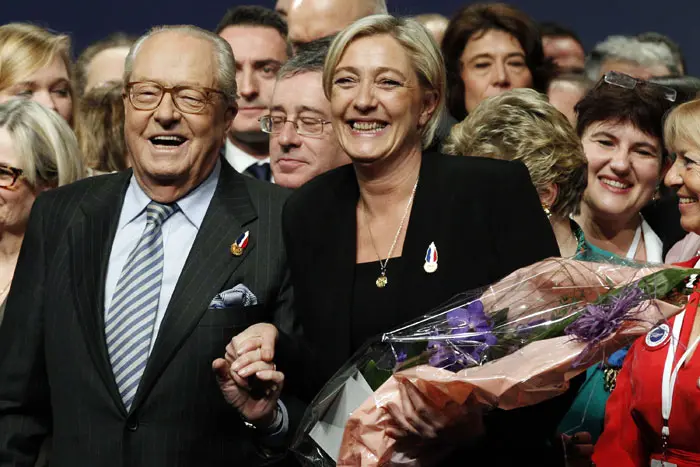 מארין לה פן ואביה, ז'אן-מארי לה פן, בטקס בו החליפה אותו בתפקיד יו"ר מפלגת "הברית הלאומית" בצרפת