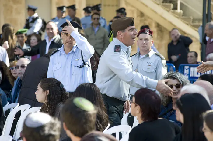 הרמטכ"ל אשכנזי ומפכ"ל המשטרה כהן מגיעים ללוויה