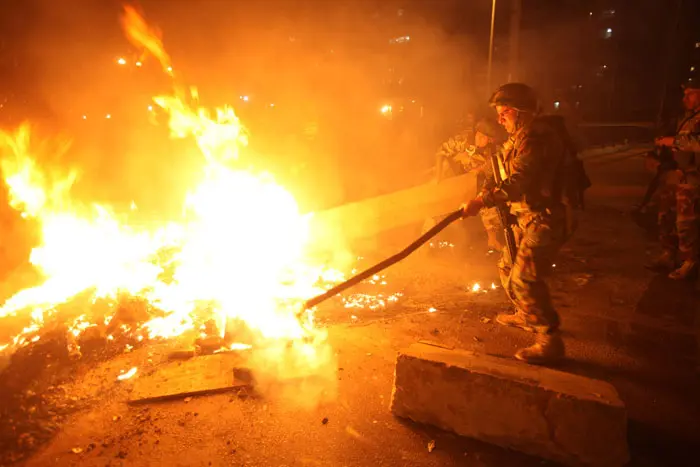 שוטרים לבנונים מכבים אש שהציתו תומכי חרירי