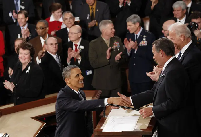 אובמה לוחץ את ידו של יו"ר בית הנבחרים הרפובליקני, ג'ון ביינר, בהגעתו לאולם הקונגרס