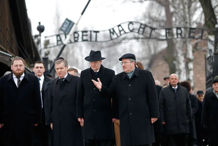 נשיא פולין ברוניסלב קומורובסקי ונשיא גרמניה כריסטיאן וולף מבקרים באושוויץ ביום השואה הבינלאומי