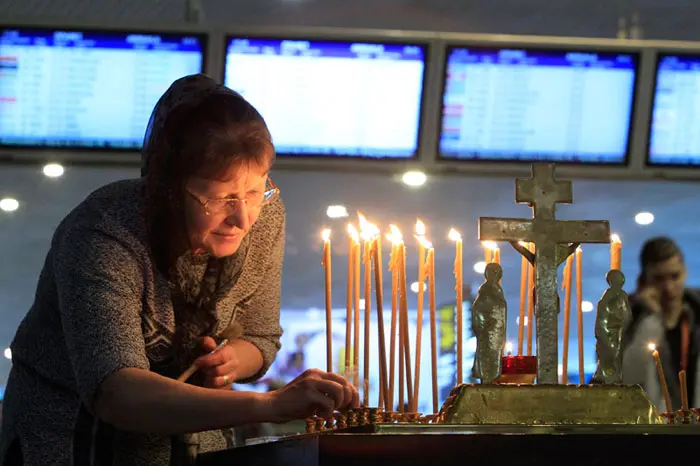 נרות זיכרון בשדה התעופה דומודדובו במוסקבה לזכר קורבנות הפיגוע