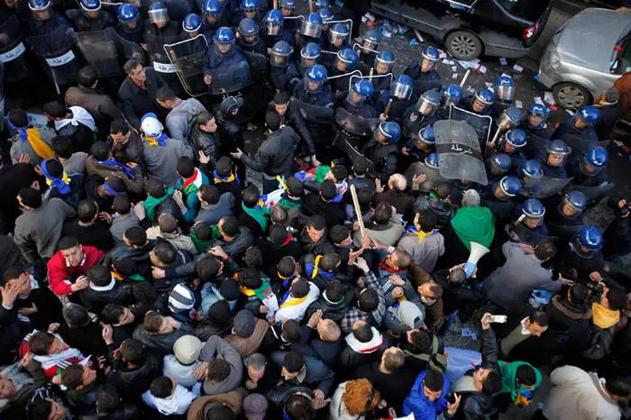 המשטרה מפזרת מפגינים באלג'יר, בירת אלג'יריה