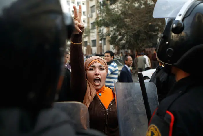 מפגינה נגד השלטונות מתעמתת עם כוחות הביטחון בקהיר