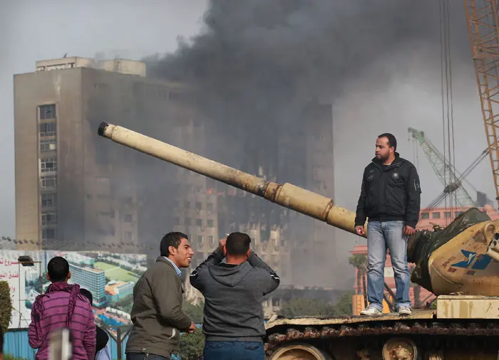 מפגין מטפס על טנק ברחובות מצרים