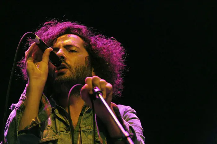 כי חייבים להמשיך הלאה. Dan Bejar, הוא דיסטרוייר